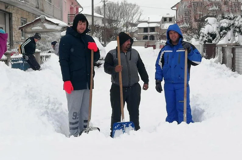 Duvnjaci ne čekaju da im bageri očiste ulice