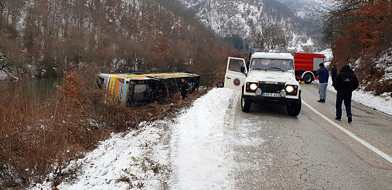 U prevrtanju autobusa ozlijeđeno 17 osoba, a dvije smrtno stradale