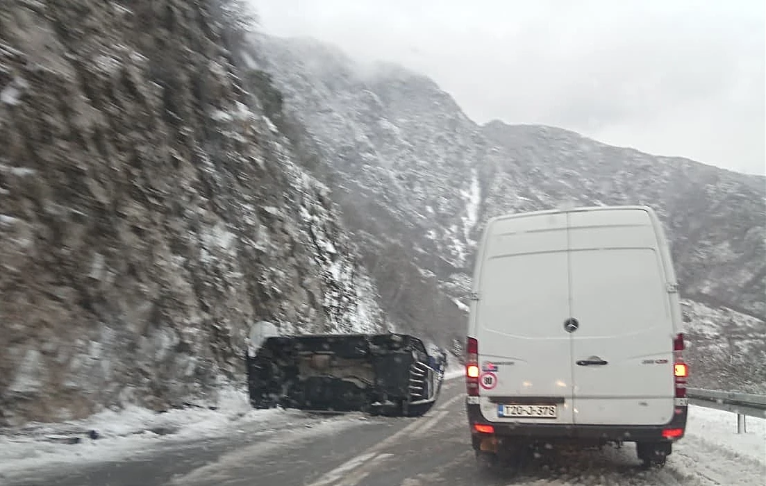 Prevrnuto vozilo na cesti Mostar - Jablanica