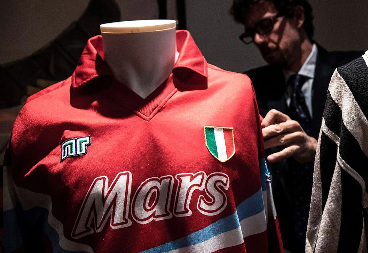Unikatni Maradonin dres prodan za 12.000 eura