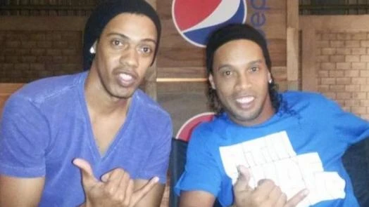 Ronaldinho se skriva od javnosti i šalje svog dvojnika pred navijače