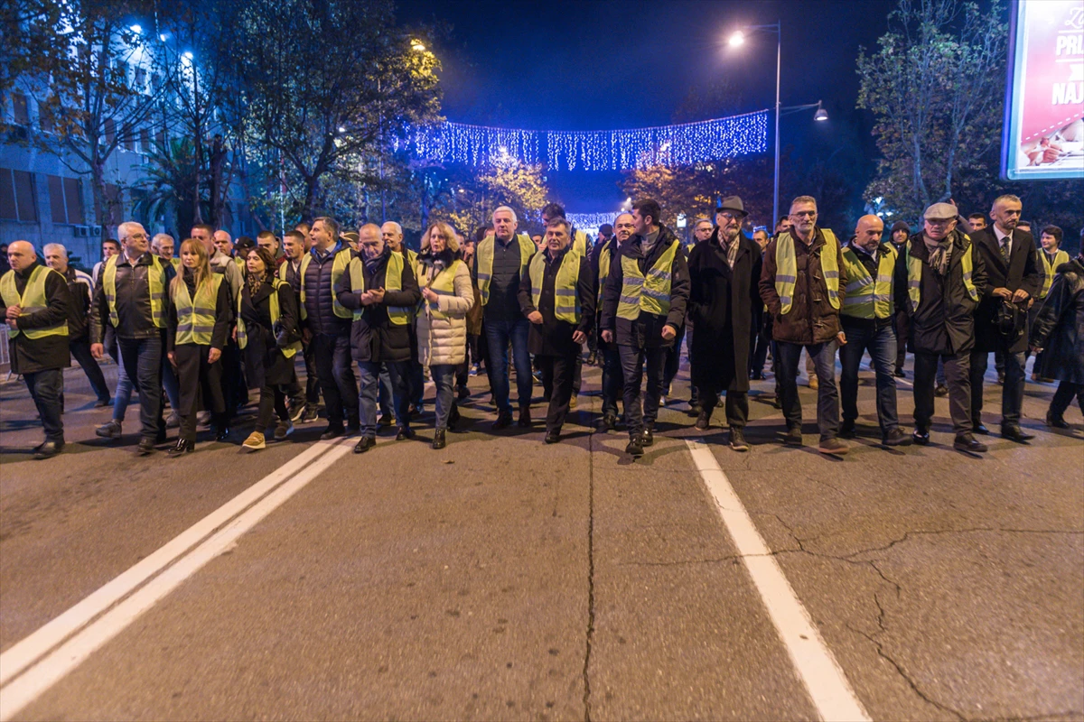 Na ulicama Podgorice prosvjedi u žutim prslucima   