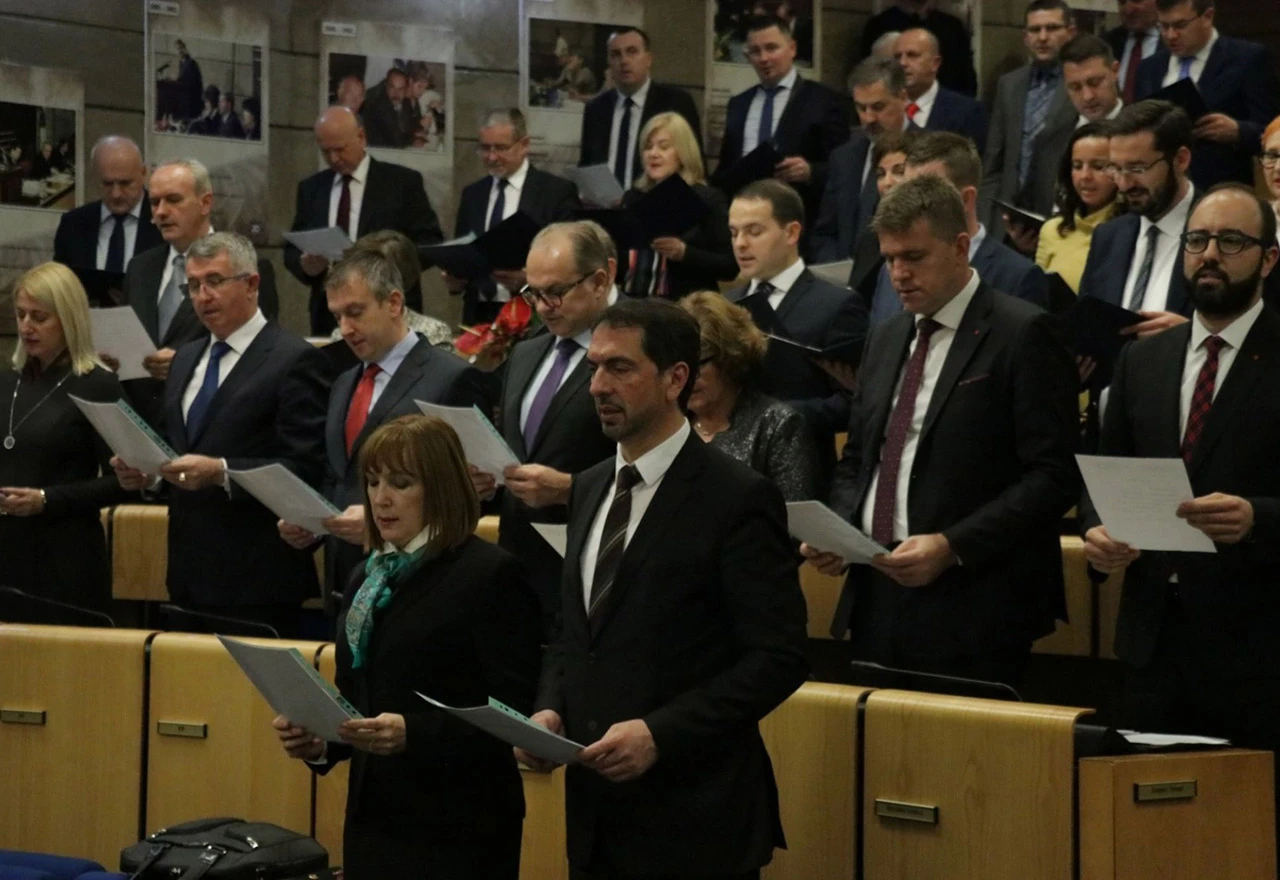 Pale zakletve i prve svađe: Tko će sve sjediti u federalnim klupama?