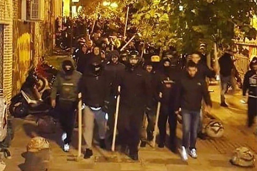 VIDEO | Rat na ulicama Atene: Grad gori, huligani Ajaxa napali Grke