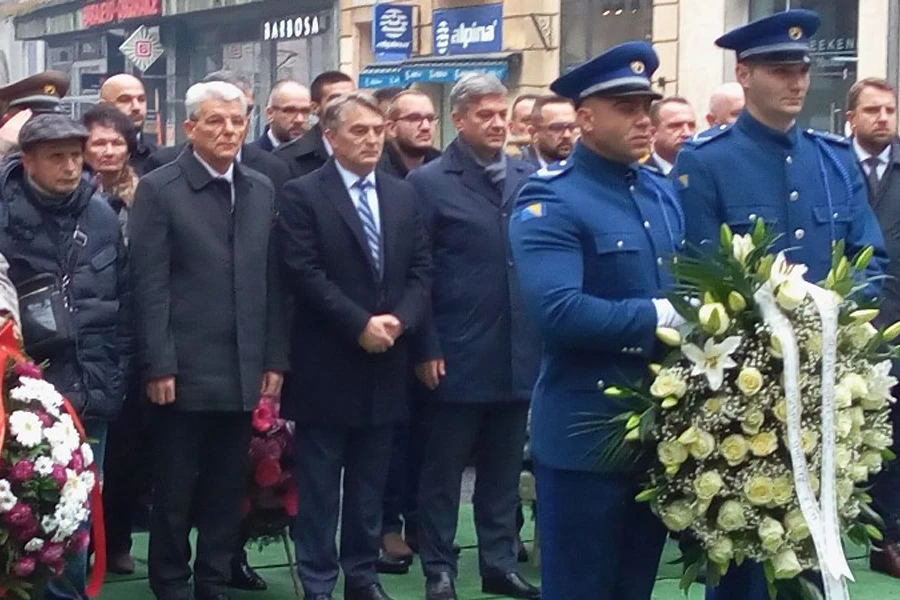 Džaferović, Komšić i Zvizdić položili cvijeće kod Vječne vatre