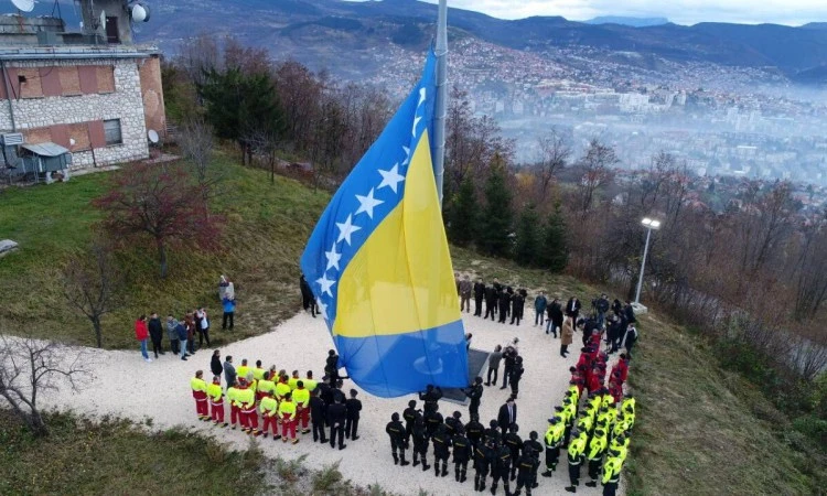 Podignuta zastava na Humu, političari položili cvijeće kod Vječne vatre