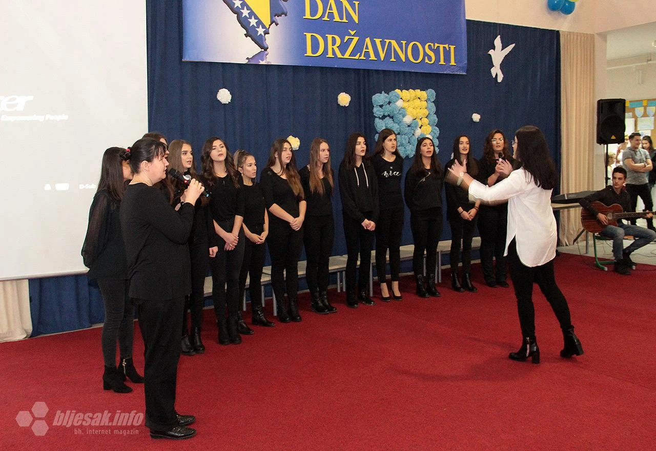 Mostar: Učenici priredbom čestitali Dan državnosti BiH