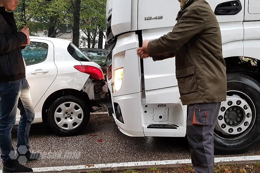 Mostar: Sudar automobila i kamiona