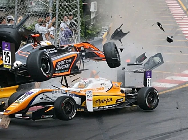 VIDEO | Stravična nesreća na stazi Formule:  Vozačica slomila kralježnicu