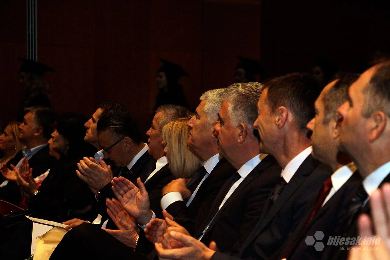 Promocija liječnika u Mostaru: Muku i trud okrunili diplomama