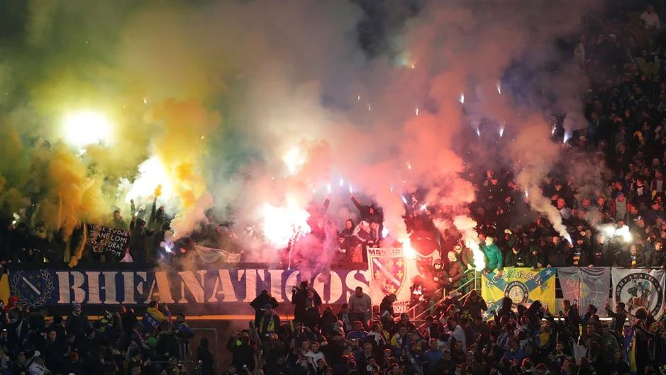 Bakljada navijača BiH na stadionu u Beču