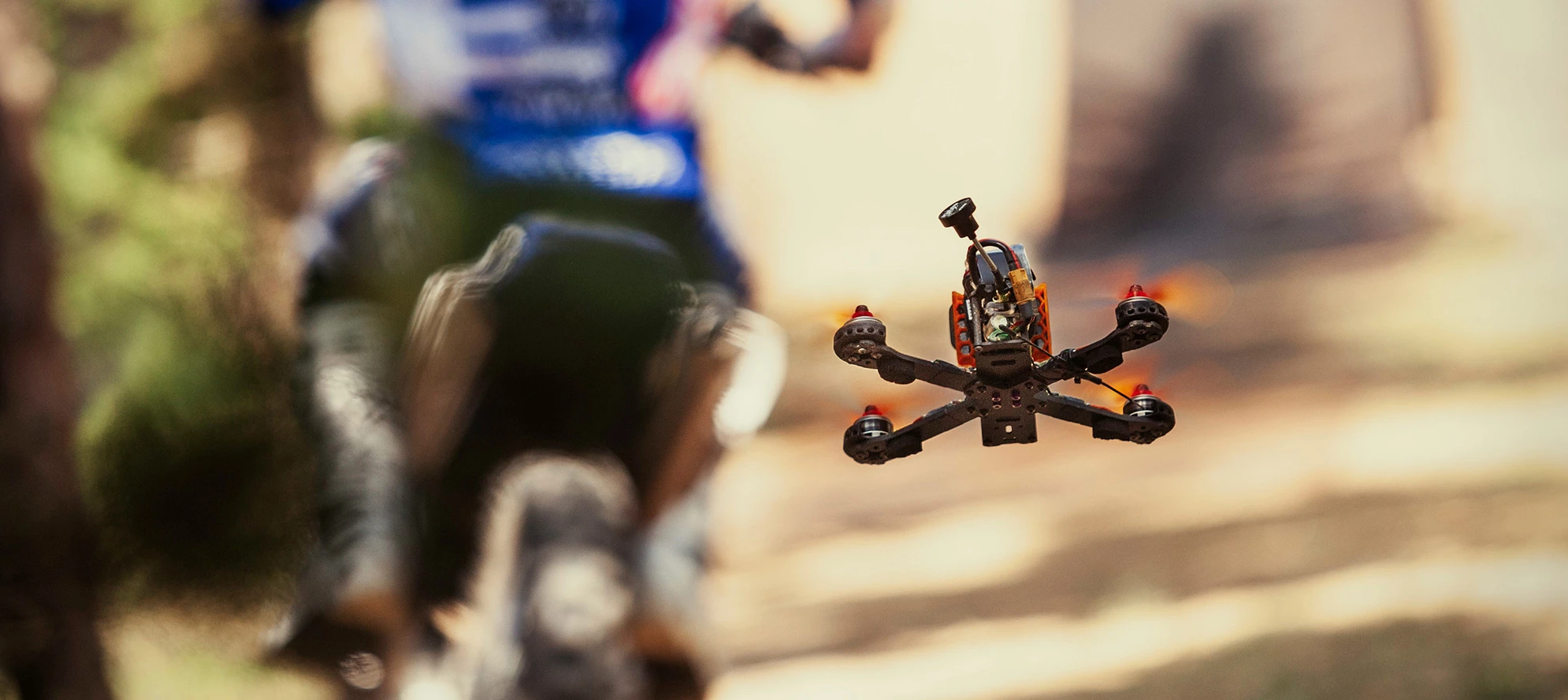 Vratolomije na motociklu snimljene izbliza dronom