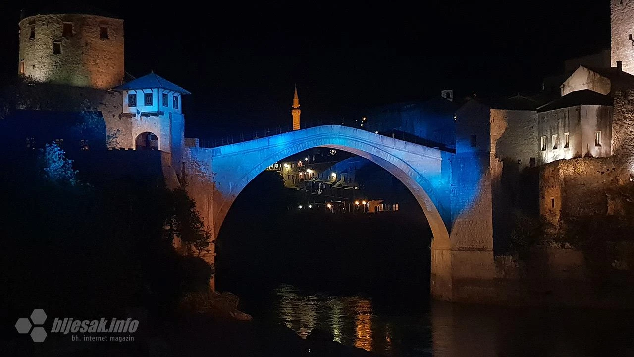 Stari most u plavoj boji