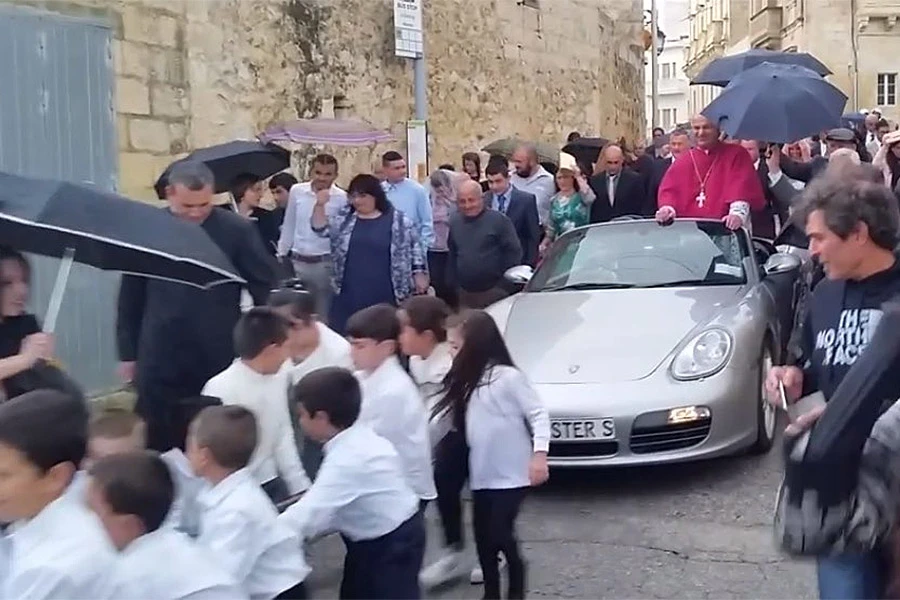VIDEO | Svećenika u Porscheu djeca vukla kroz selo