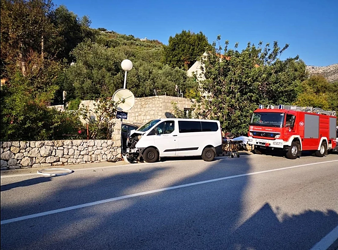  Dubrovnik: Kombi pun djece zabio se u zid, dvoje životno ugroženih