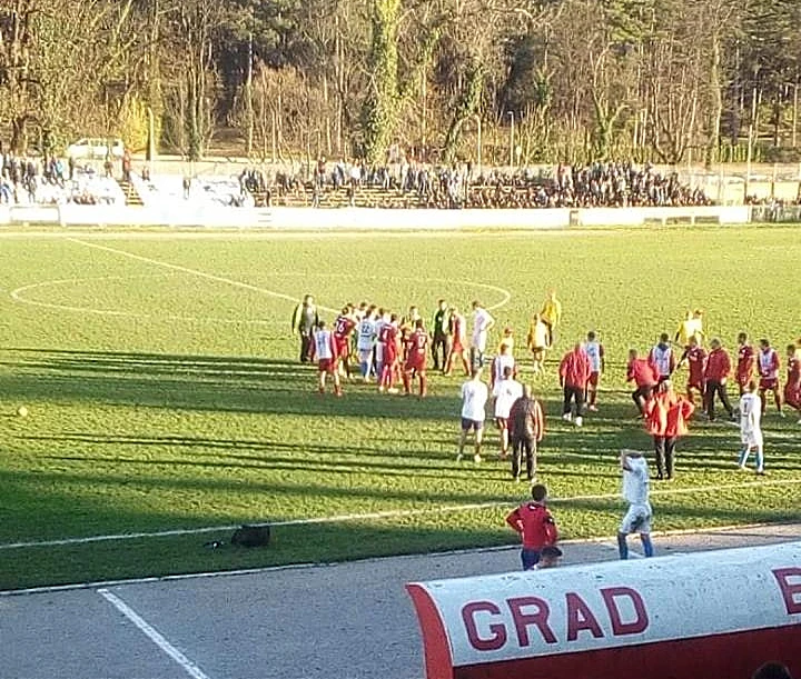 VIDEO | Bihać: Golman nokautirao suca  