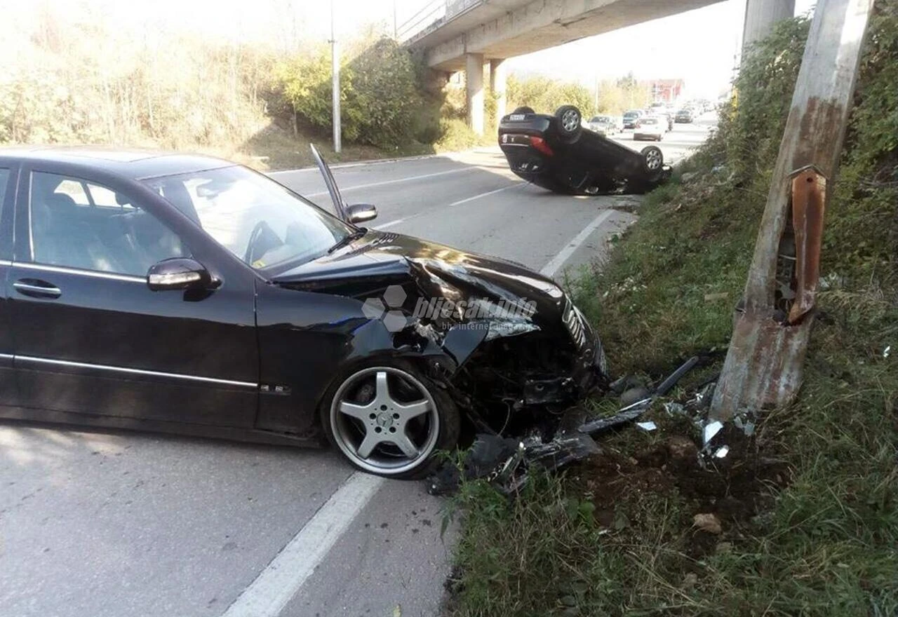 Mostar: Peugeot završio na krovu, a Mercedes u rasvjetnom stupu