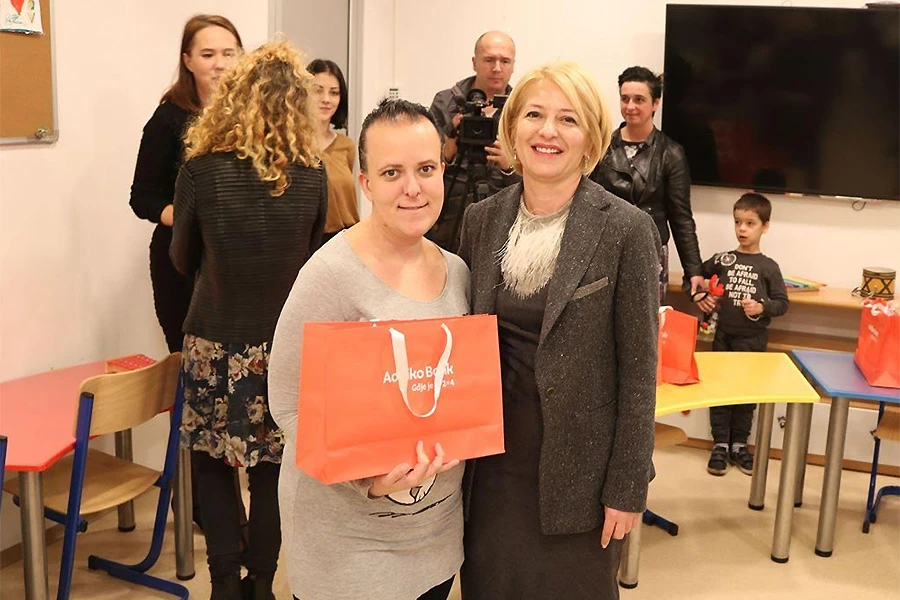 Addiko Banka uručila prvih 20 GPS narukvica za djecu s autizmom
