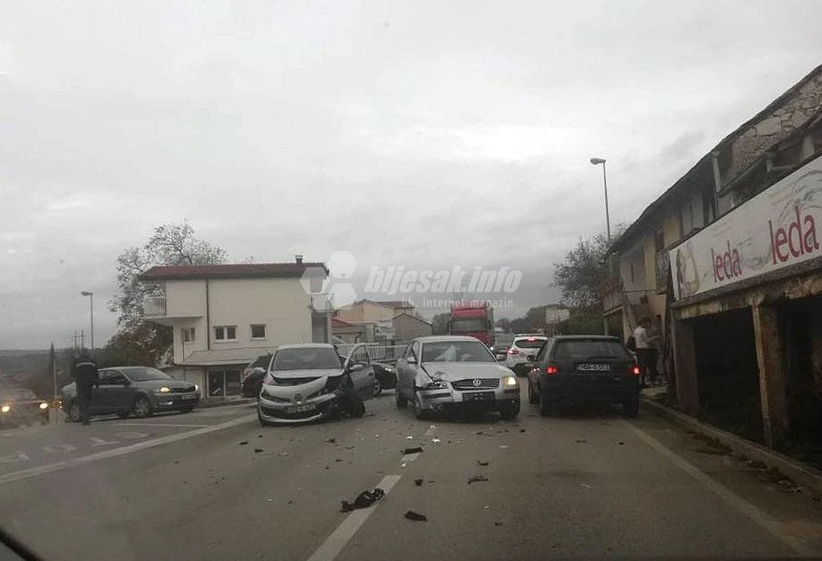 Široki Brijeg: Troje ozlijeđenih u sudaru Clia i Passata