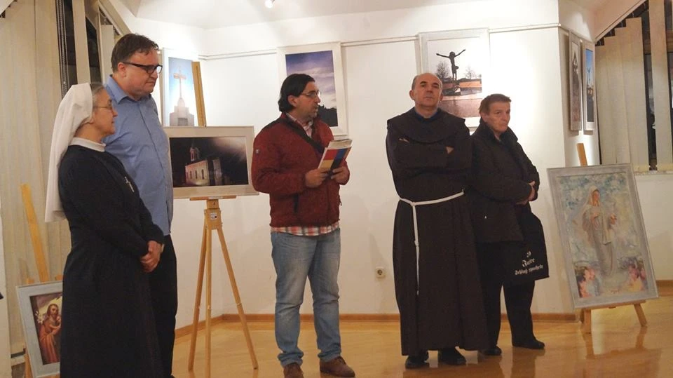 Otvorena izložba fotografija na platnu Ivice Karačića