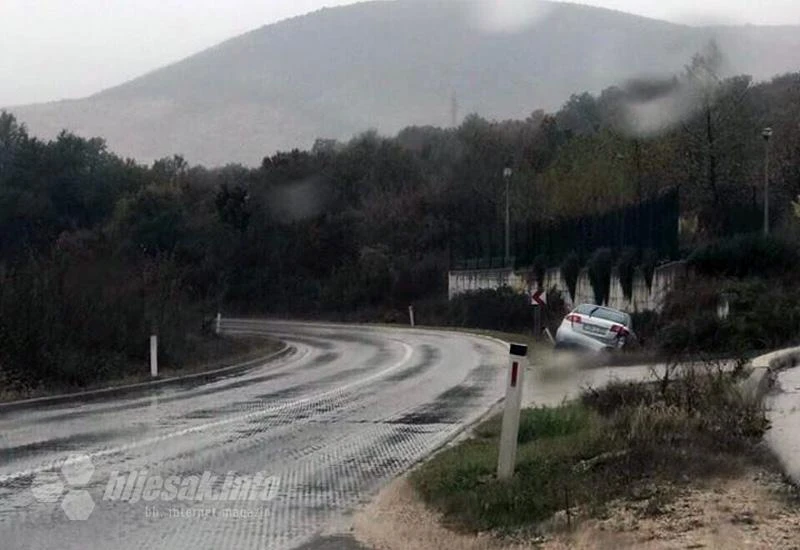 Mostar - Široki: Automobil završio u jarku