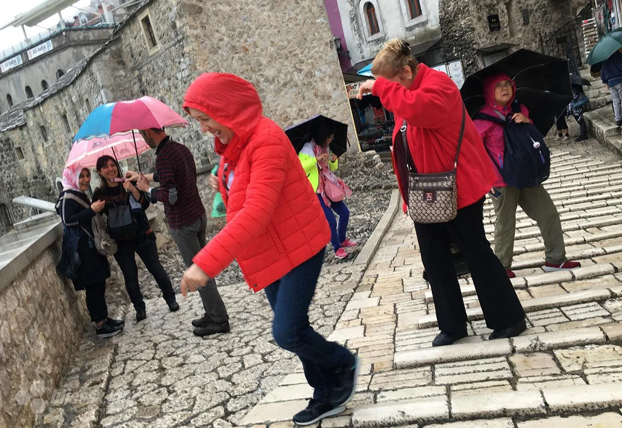 Ni kiša nije spriječila turiste da posjete Stari most