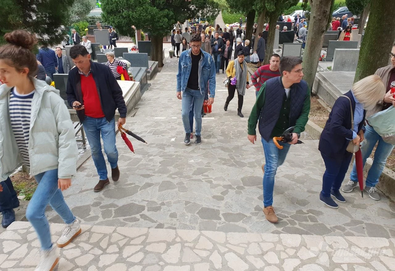 Na mostarskom groblju Masline obilježen blagdan 'Svih svetih'