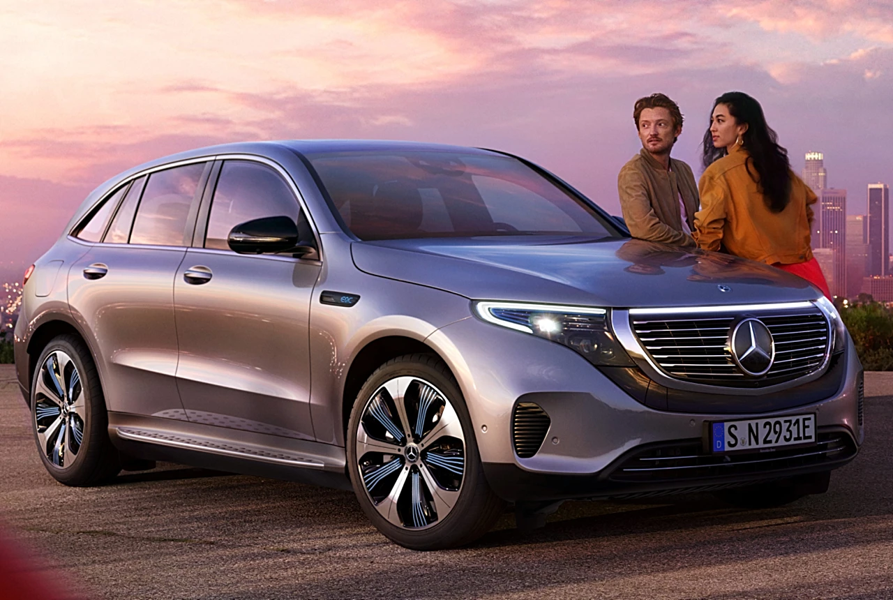 Mercedes uhvaćen s prstima u medu