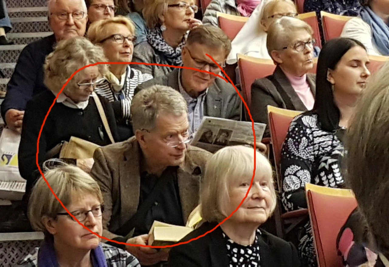 Predsjednik Finske na predstavljanju knjige sjedio na stepenicama