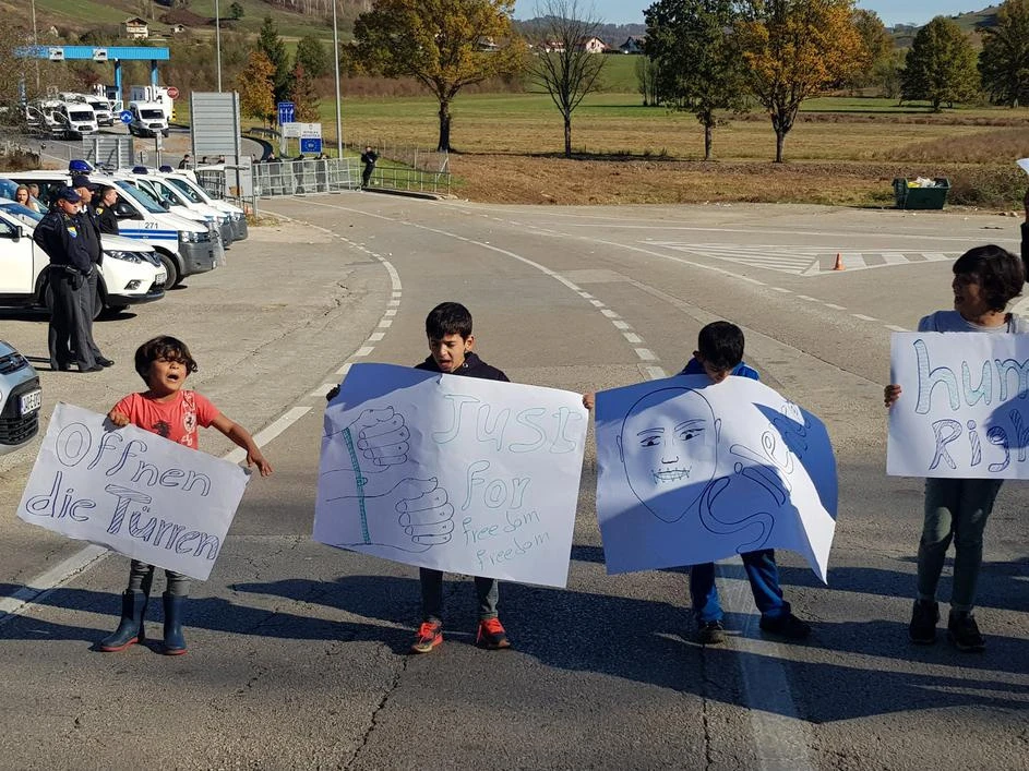 Djeca migranata prosvjeduju pred granicom: 'Open borders! Human rights!'