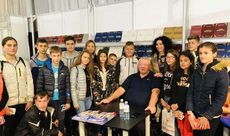 Sajam knjige u Srbiji: Djeca stoje u redovima kako bi se fotografirala s Vojislavom Šešeljom