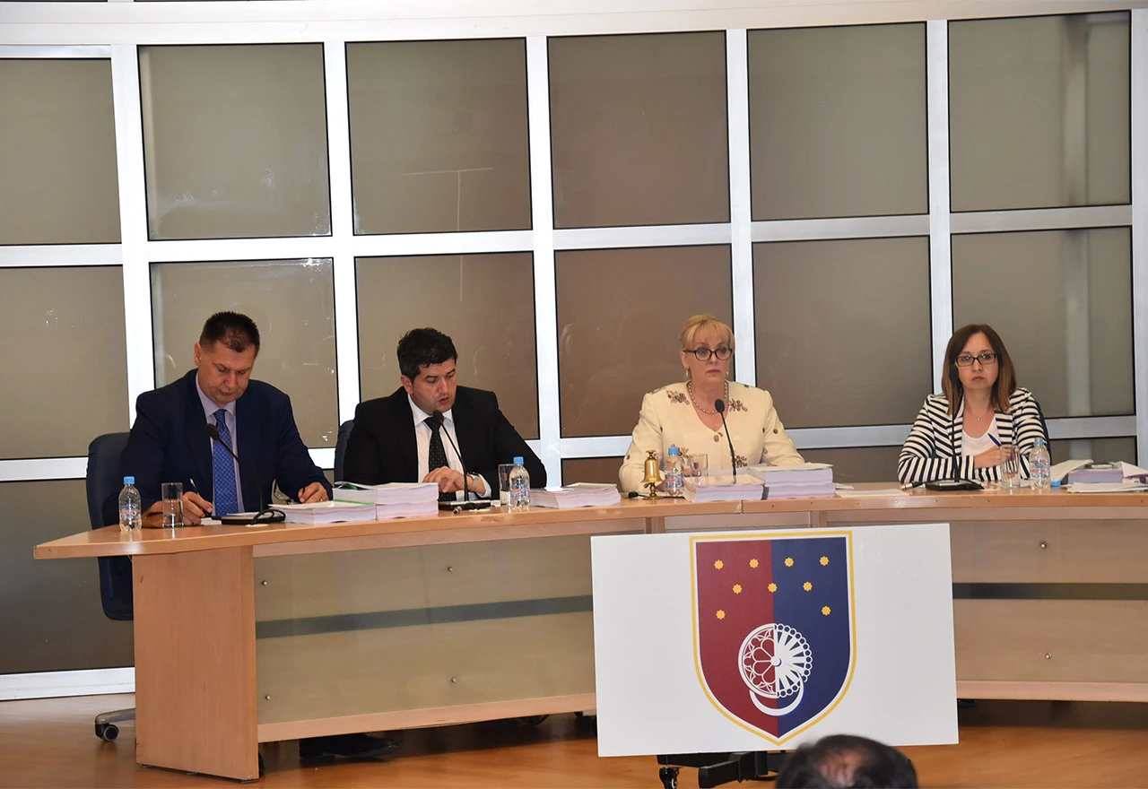 Dva bloka rade o glavi SDA