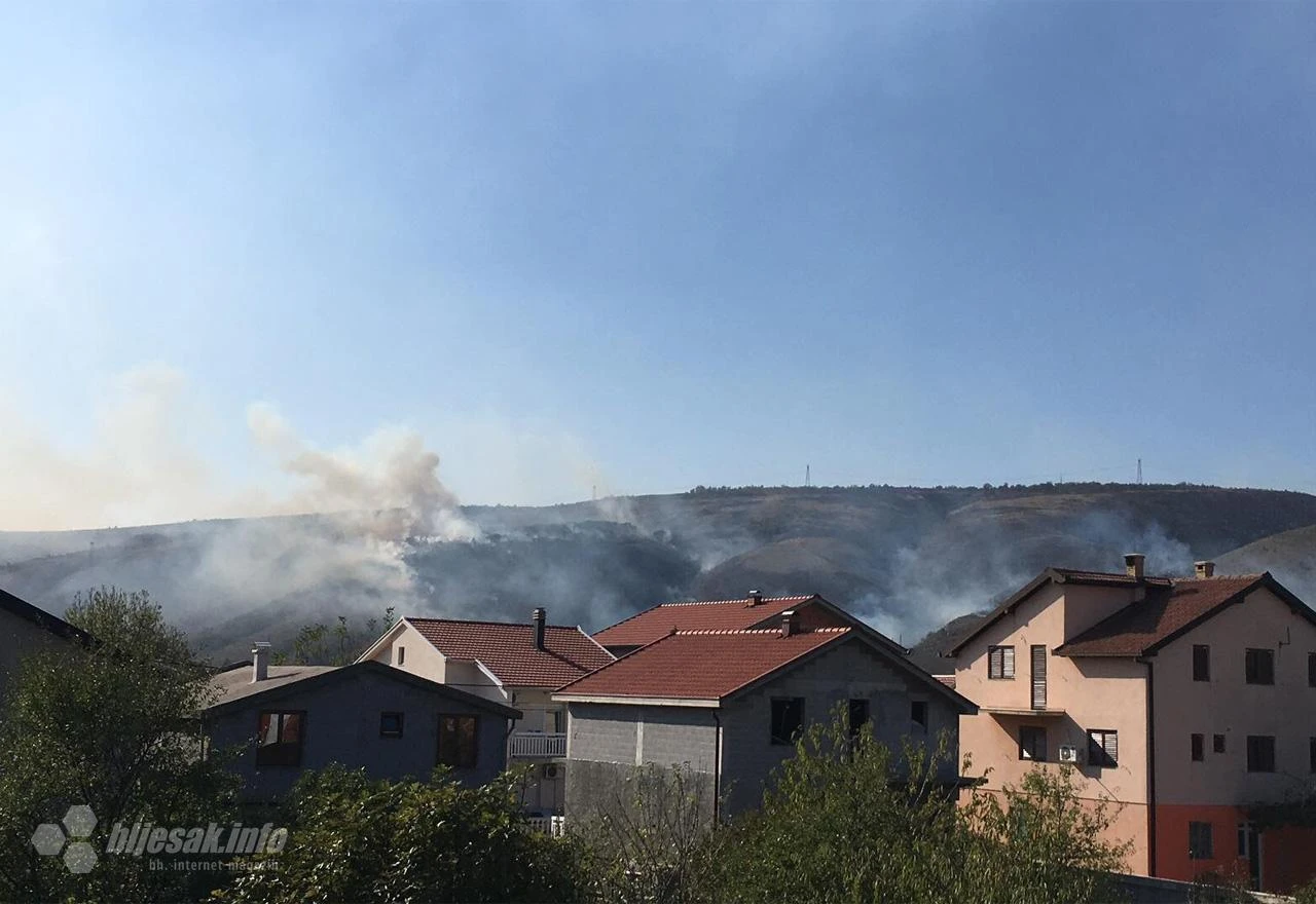 Mostar: Snažan vjetar otežava gašenje velikog požara