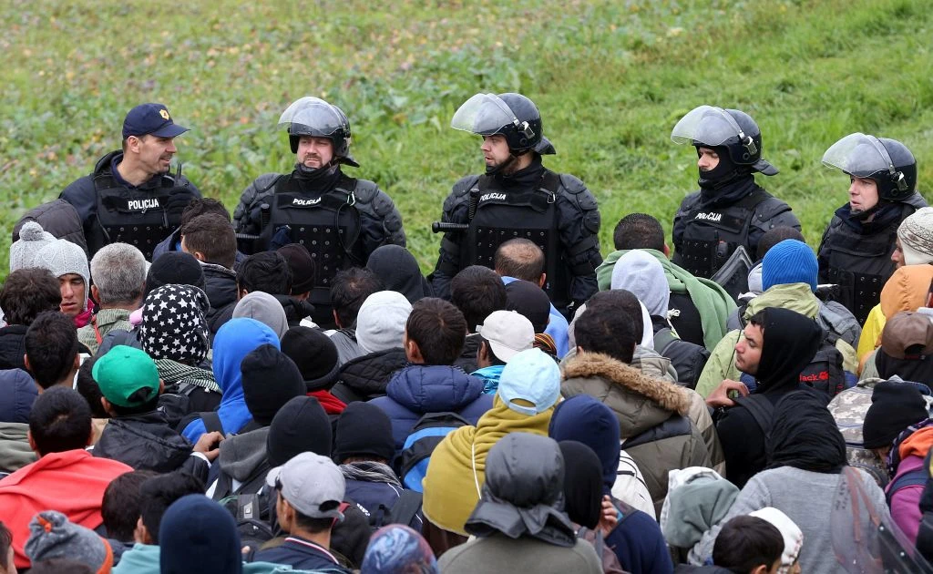 BiH policija kasno navečer kordonom zaustavila migrante