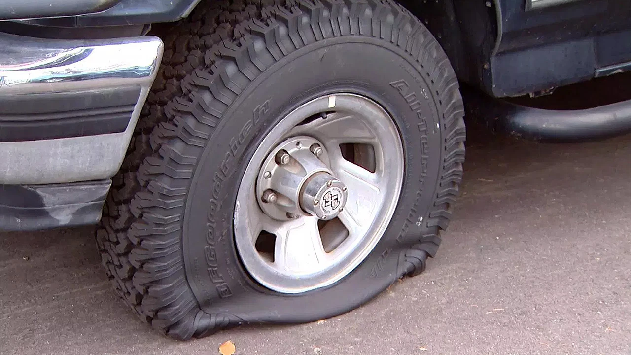 Maloljetnik probušio gume na 53 automobila 