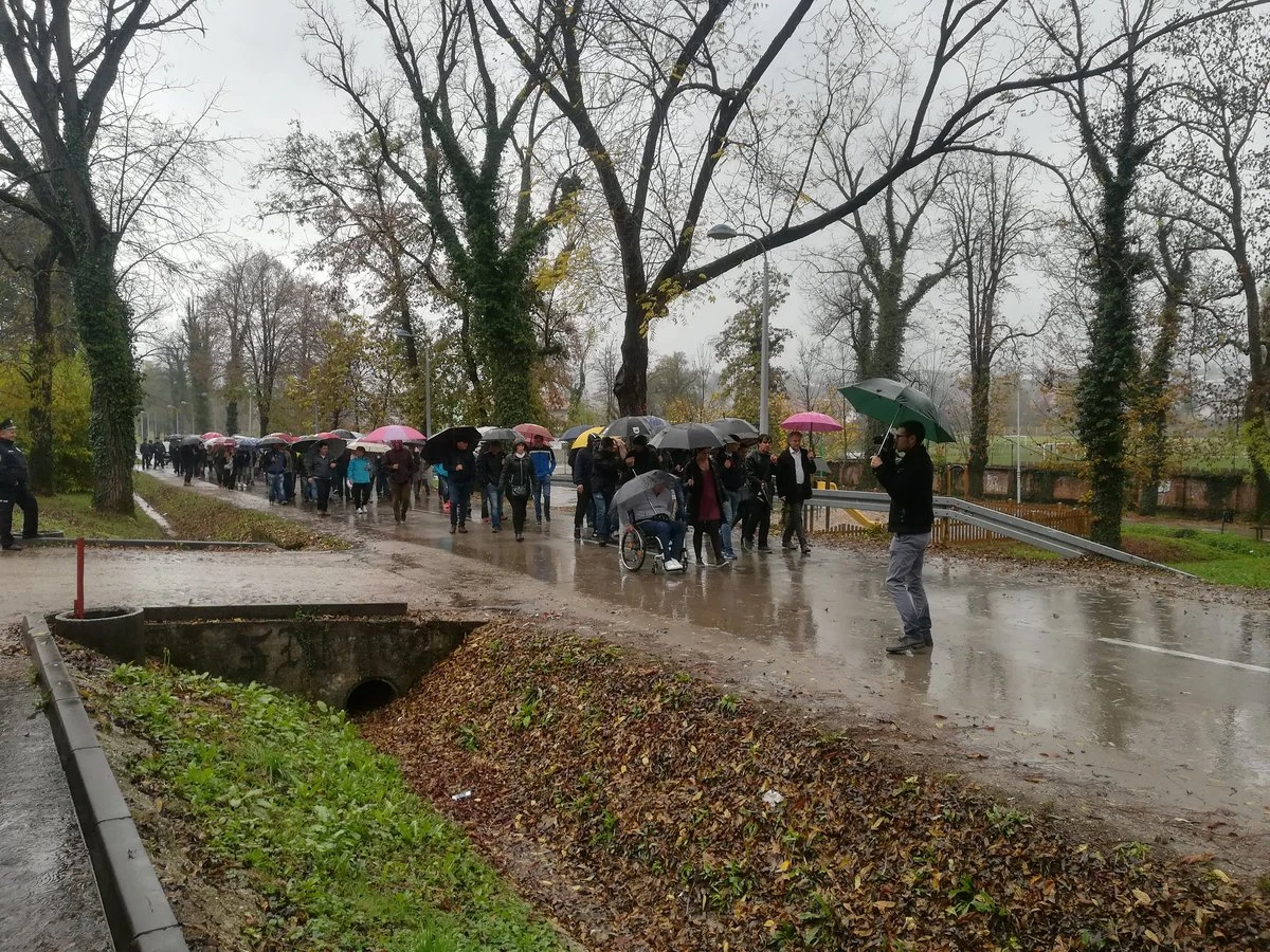 Građani Bihaća šetnjom do kampa za migrante nastavili prosvjede