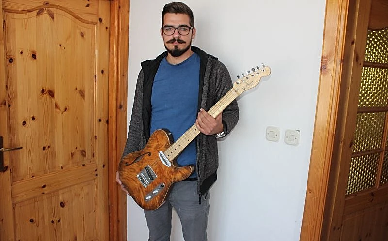 Duvnjak ručno izrađuje električne gitare