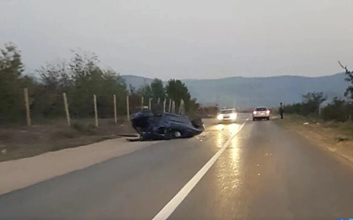Mostar: Peugeot završio na krovu