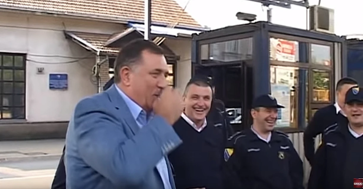 VIDEO | Dodik častio povodom rođenja unuka