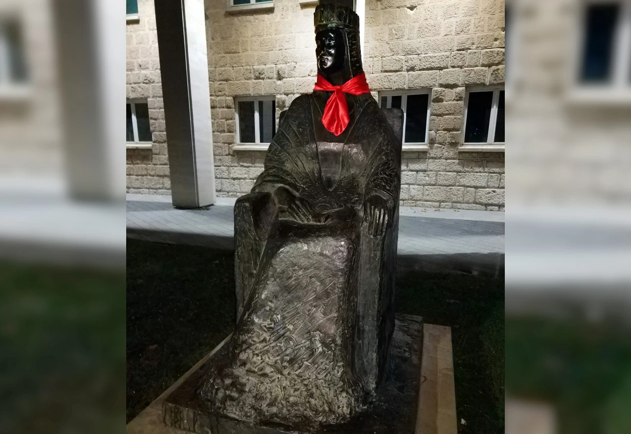 Što će mostarskim kipovima kravate?