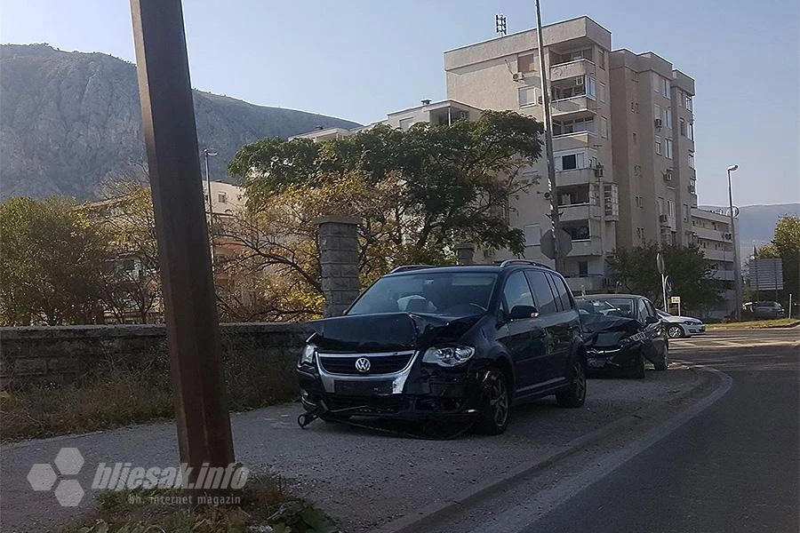 Mostar: U sudaru dvaju automobila velika materijalna šteta