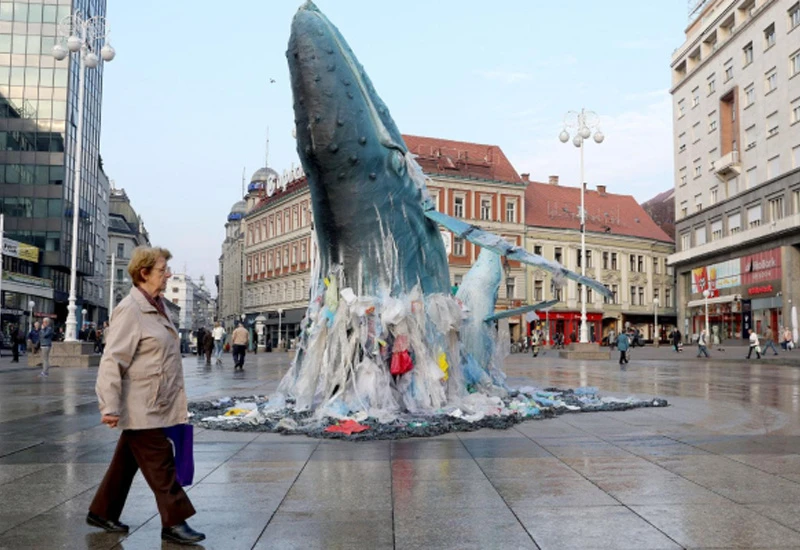 Ogromni plastični kit osvanuo na Trgu bana Jelačića u Zagrebu