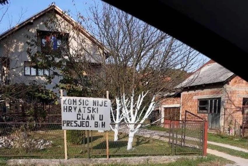 Natpisi ispred kuća: "Komšić nije hrvatski član Predsjedništva BiH" 