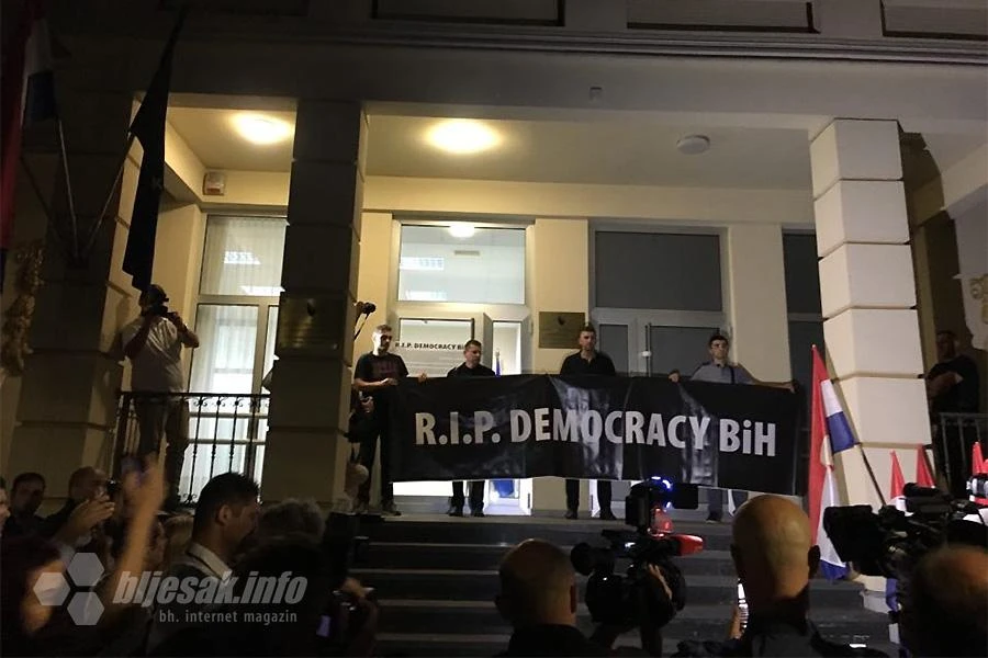 VIDEO | Prosvjednici iz Mostara poslali poruku: Demokracija je umrla