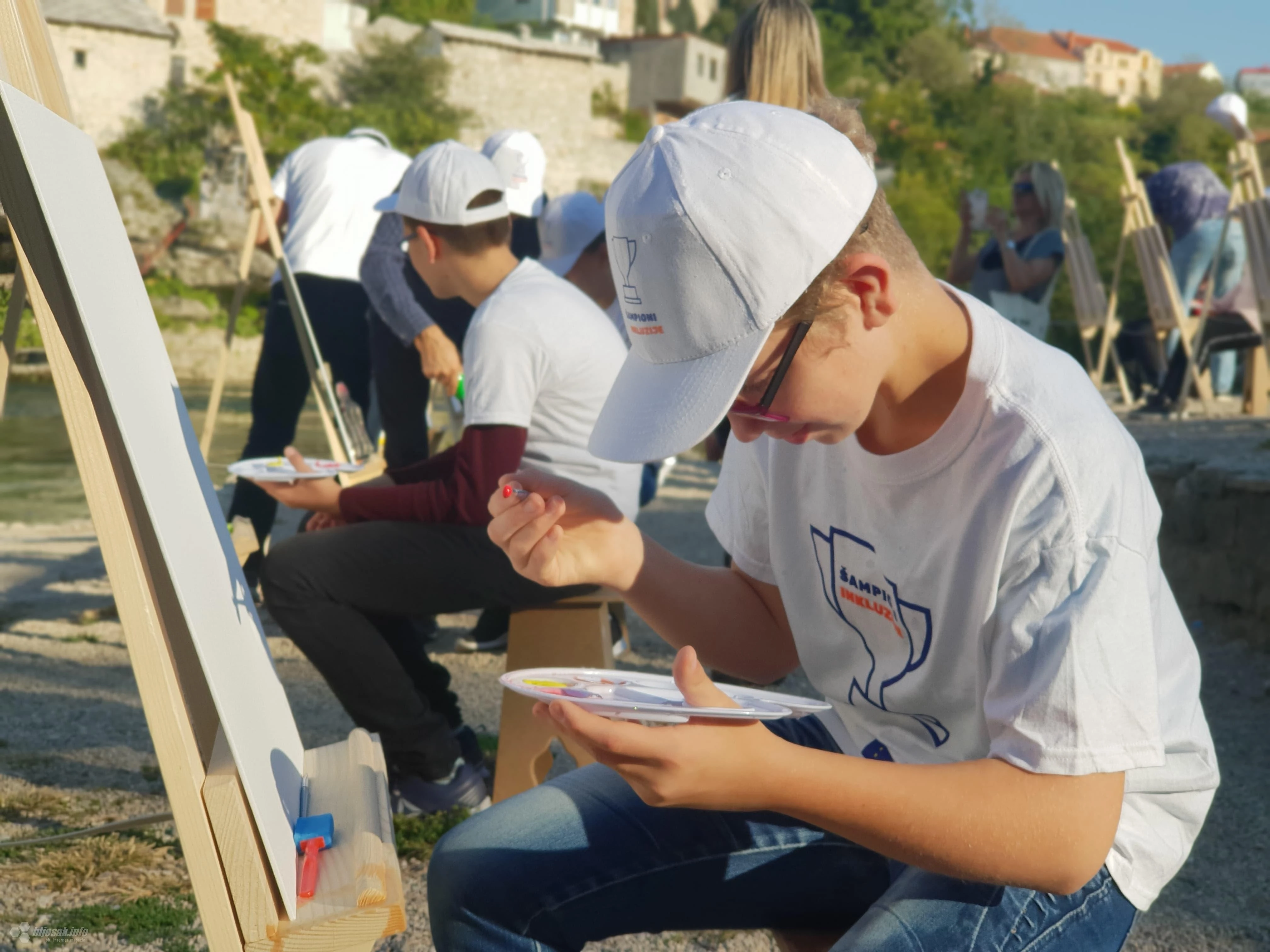 Najmlađi uživali na satu likovnog ispod Starog mosta
