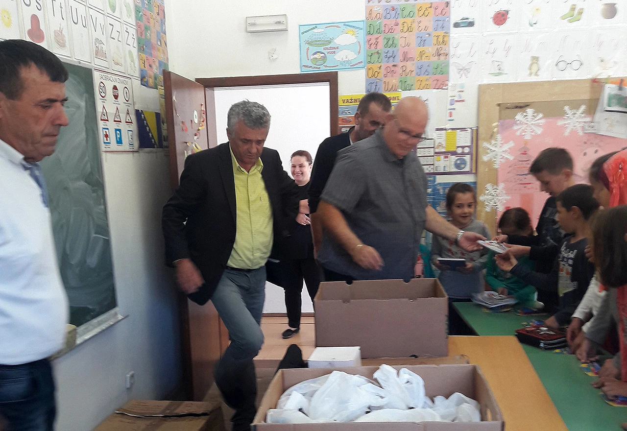 Osnovne škole Mostara dobile vrijednu računarsku i školsku opremu