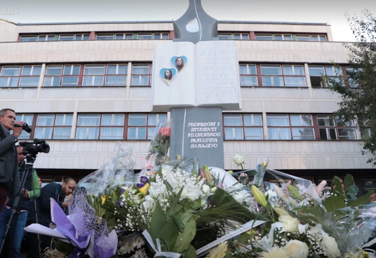 Otkriven spomenik tragično stradalim studenticama Selmi Agić i Editi Malkoč