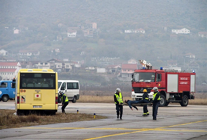 Četvero ozljeđenih u prevrtanju vozila na mostarskom aerodromu