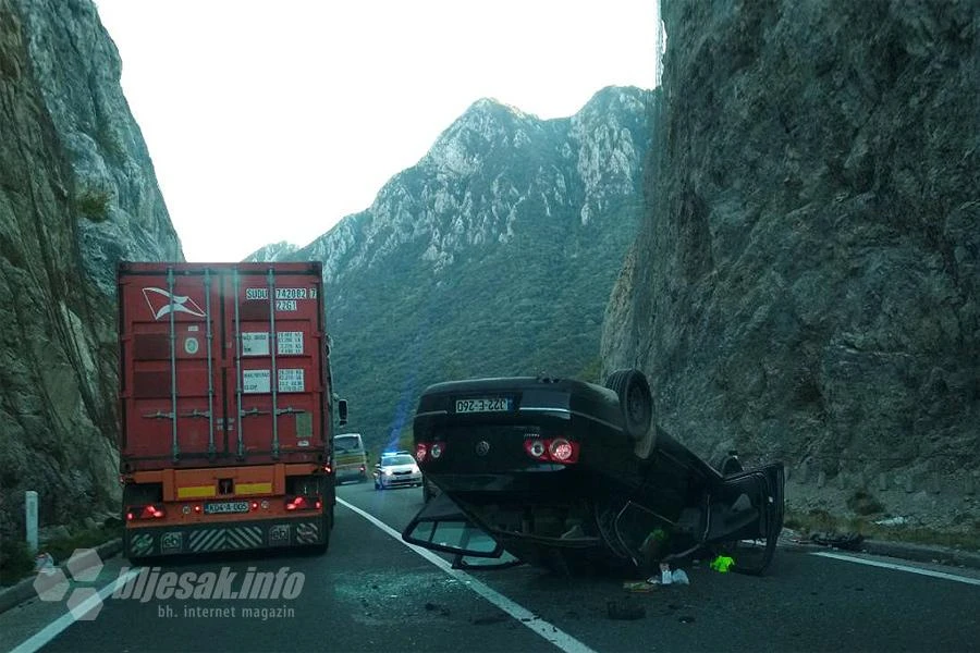 Mostar-Jablanica: Automobil završio na krovu