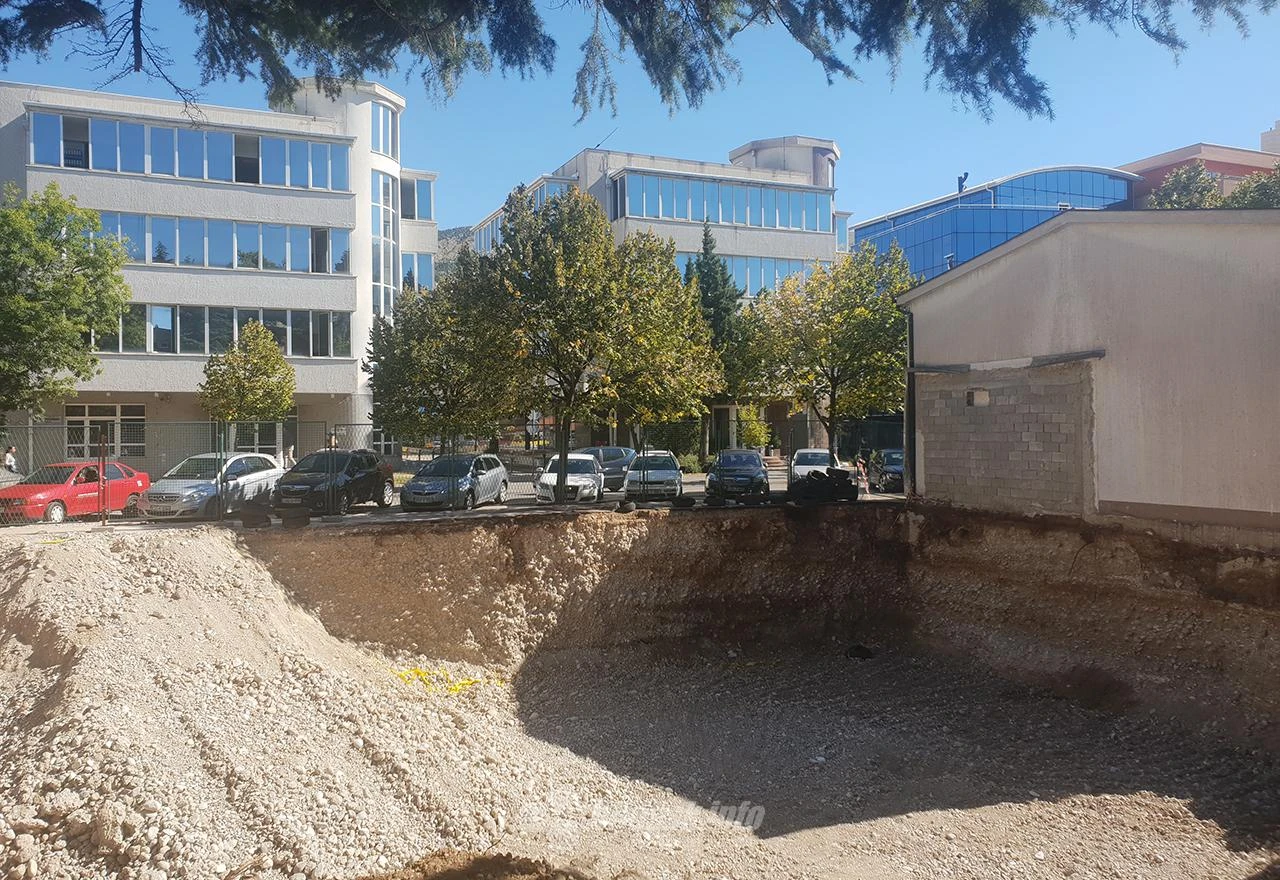Stanare zanima rupa ispred nosa i 'ničiji park'